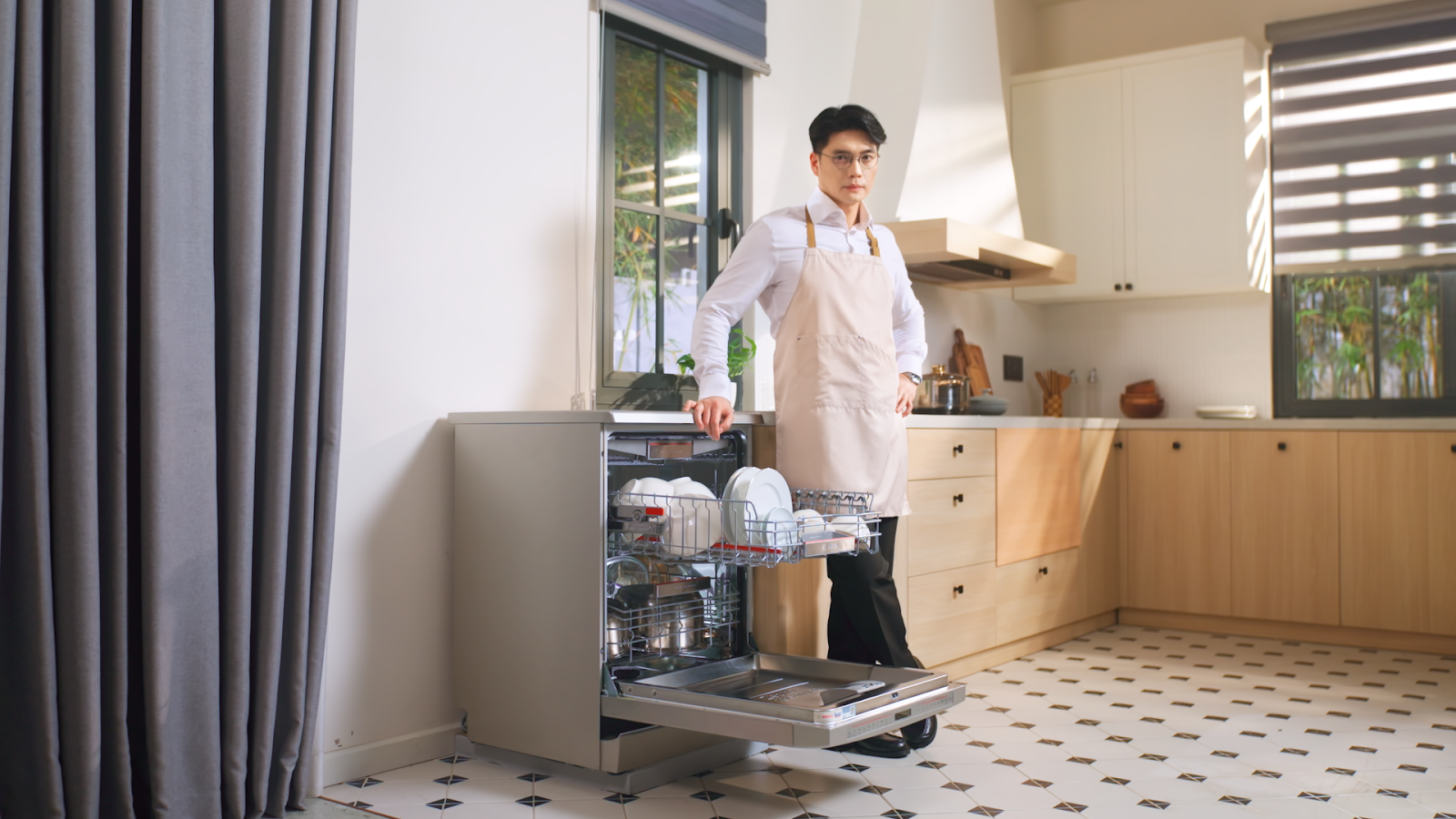 Huy Trần chăm sóc tổ ấm bằng thiết bị thông minh