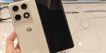 Motorola chính thức ra mắt razr fold tại Việt Nam: Chuẩn mực smartphone gập mới cho công việc và giải trí, giá 49,99 triệu đồng