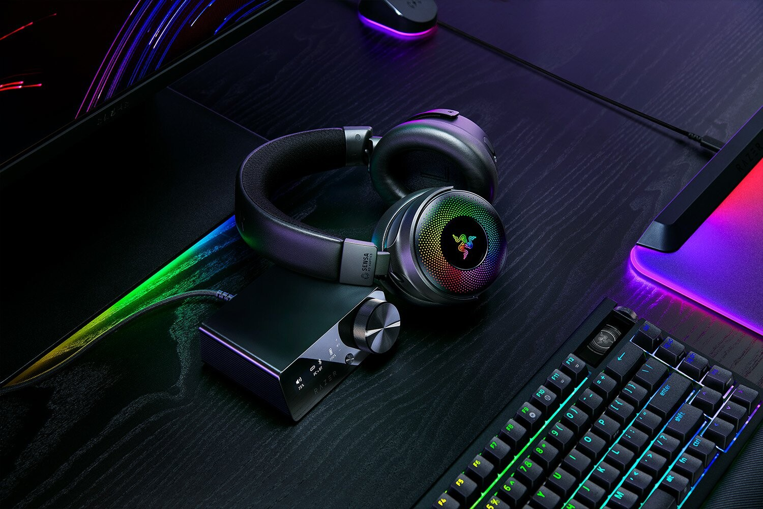 Razer Đưa Màn Hình OLED Riêng Lên Bàn Làm Việc Để Điều Khiển Tai Nghe Không Dây Kraken V4 Pro