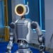 Boston Dynamics Atlas chạy điện vận hành tự động toàn diện trong dây chuyền sản xuất
