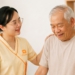 Nỗi sợ khi tìm dịch vụ chăm sóc người cao tuổi