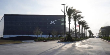 SpaceX ký thỏa thuận 40 tỷ USD với Apollo tài trợ phần cứng chip AI và máy chủ
