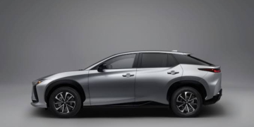 Lexus tái định hình phân khúc SUV điện hạng sang với mẫu 2027 RZ trang bị cổng sạc NACS và hộp số ảo tám cấp M Mode