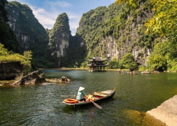 Cảnh sắc non nước hữu tình và nhịp sống thanh bình mùa thu đưa quần thể di sản Tràng An Ninh Bình thành điểm đến chữa lành