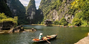 Cảnh sắc non nước hữu tình và nhịp sống thanh bình mùa thu đưa quần thể di sản Tràng An Ninh Bình thành điểm đến chữa lành