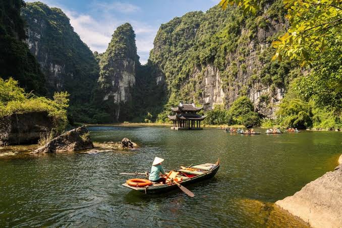 Cảnh sắc non nước hữu tình và nhịp sống thanh bình mùa thu đưa quần thể di sản Tràng An Ninh Bình thành điểm đến chữa lành