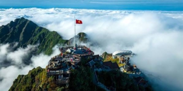 Đỉnh Fansipan kích hoạt gói du lịch độc bản đón bình minh và lễ thượng cờ 3.143m, làm mới sản phẩm mùa đông Sa Pa